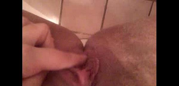  Maria Claudia Saavedra se desnuda y se masturba para su novio en el baño